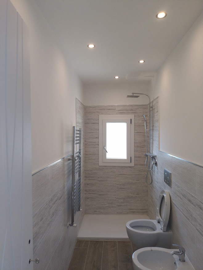 Bagno lineare con doccia