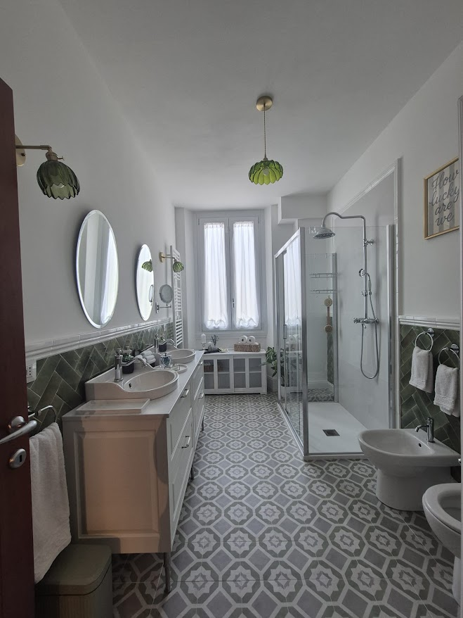 Bagno verde con doppio lavabo